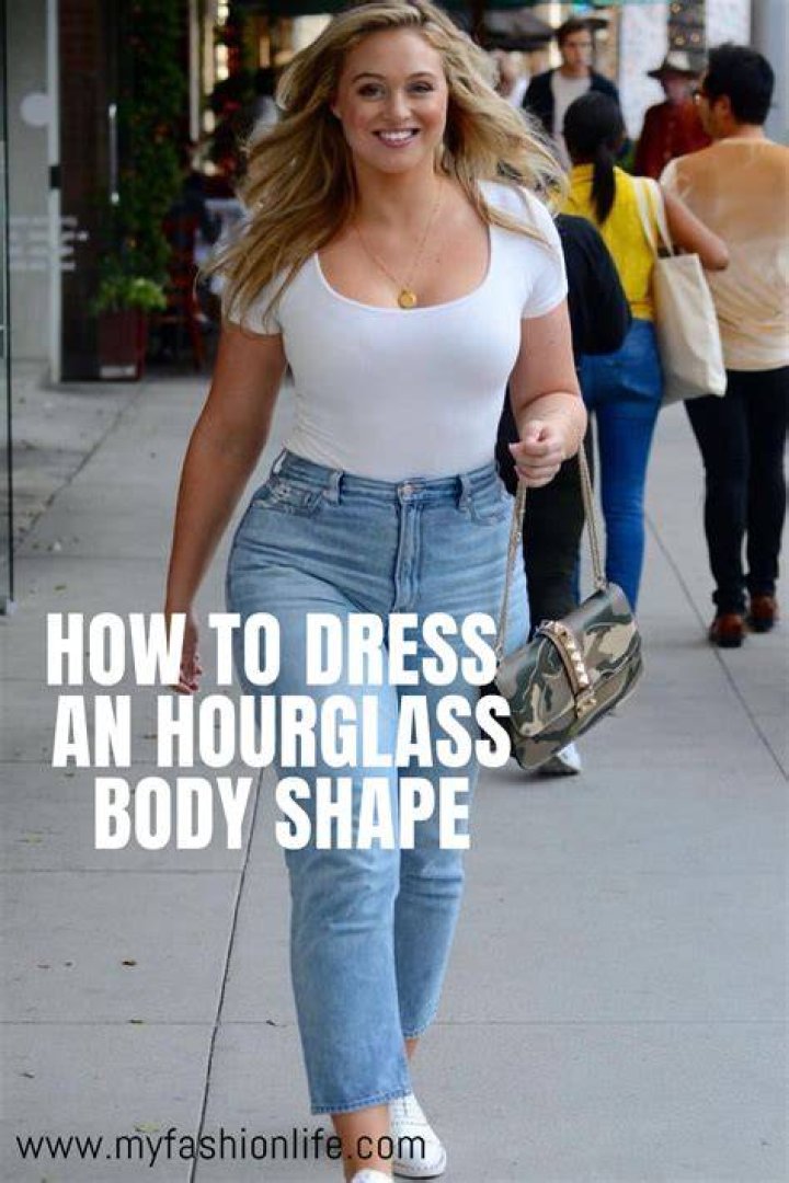 Curves:&nbsp;Jess put her hourglass figure on display in a skin-tight nude dress, while her twin Eve showed off her taut abs in a pair of brown booty shorts and a white crop top